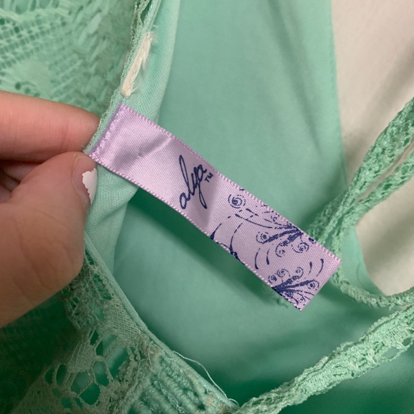 Lace pattern dress - Picture 3 of 4